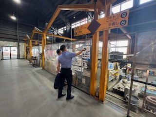 「岩鋳」さん　建物の南側は作業場