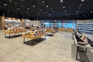 「岩鋳」さん　建物の北側が店舗